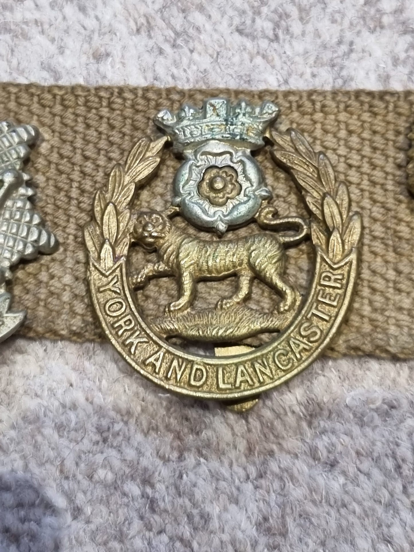 SOLD! Unique WW1 Souvenir Belt with 14 British Army Cap Badges