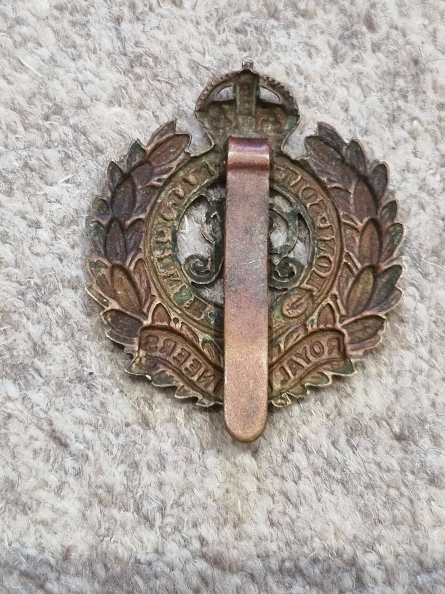 SOLD! Unique WW1 Souvenir Belt with 14 British Army Cap Badges