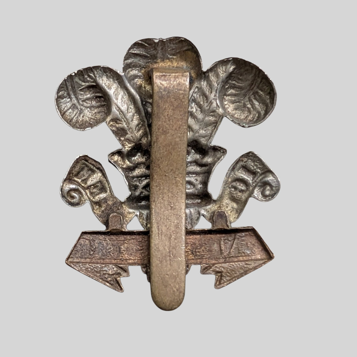 WW1 The Leinster Regt "Curly Scroll" Economy Measure  Bimetal Cap Badge