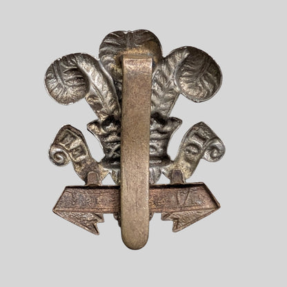 WW1 The Leinster Regt "Curly Scroll" Economy Measure  Bimetal Cap Badge
