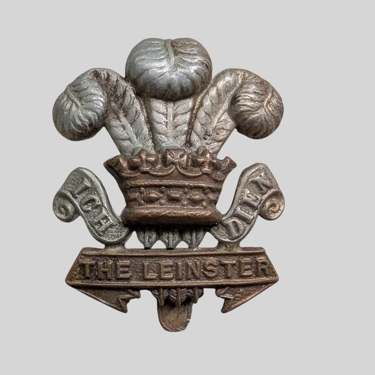 WW1 The Leinster Regt "Curly Scroll" Economy Measure  Bimetal Cap Badge