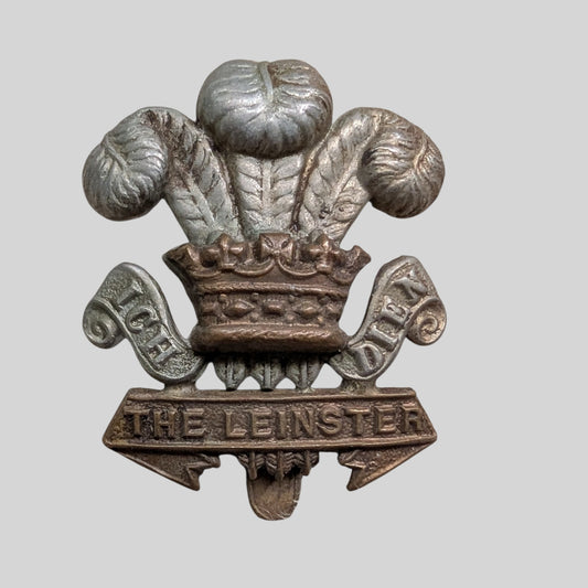 WW1 The Leinster Regt "Curly Scroll" Economy Measure  Bimetal Cap Badge