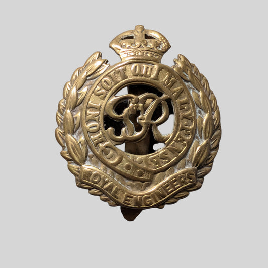 WW2 Era George VI Royal Engineers Gilding Metal Cap Badge