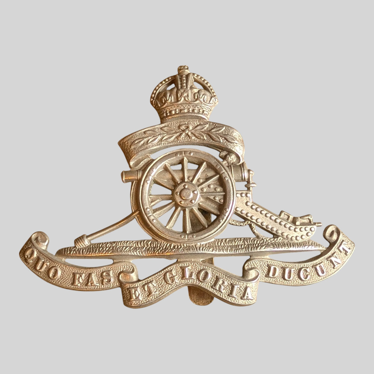WW1 Royal Artillery Territorial Volunteers White Metal KC Cap Badge