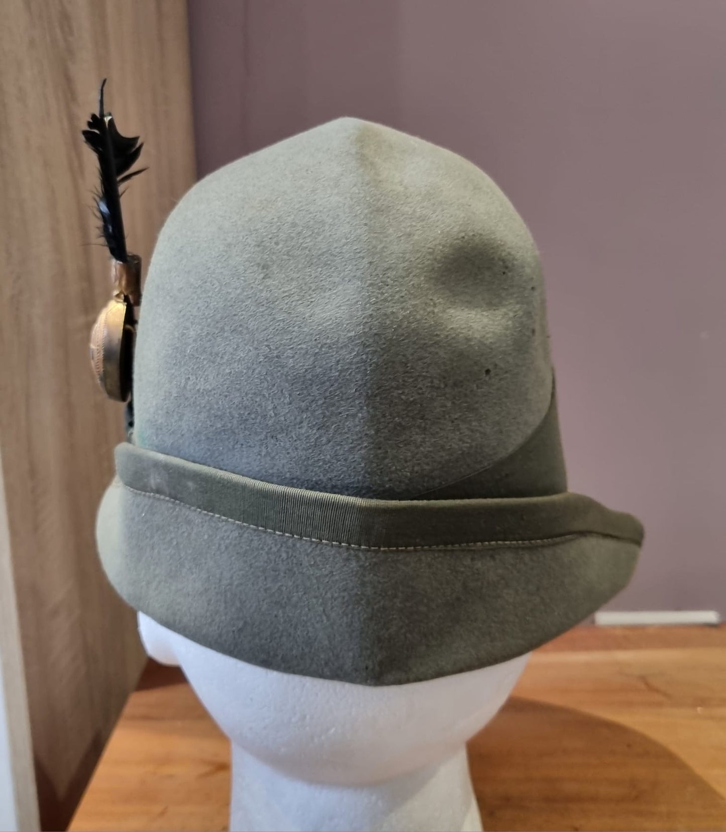 WW2 or Earlier Italian Officer’s M34 Alpini Cap to the 6th Alpini Regiment, with Nappina and Partial Feather