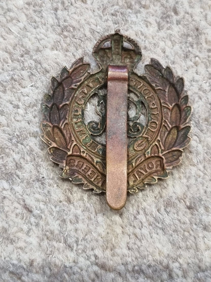 Unique WW1 Souvenir Belt with 14 British Army Cap Badges