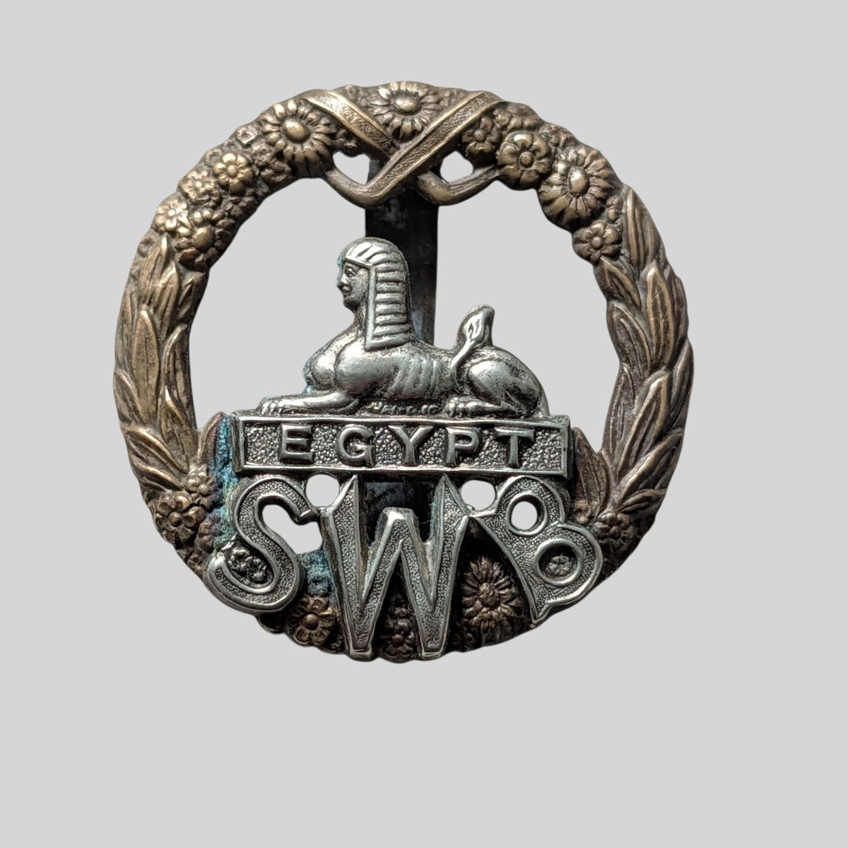 South Wales Borders NCOs Bimetal Cap Badge - 2 Part Construction