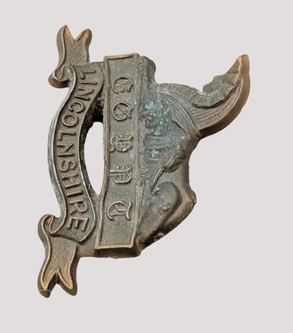 Rare WW2 Plastic Economy Lincolnshire Regiment Cap Badge with blades