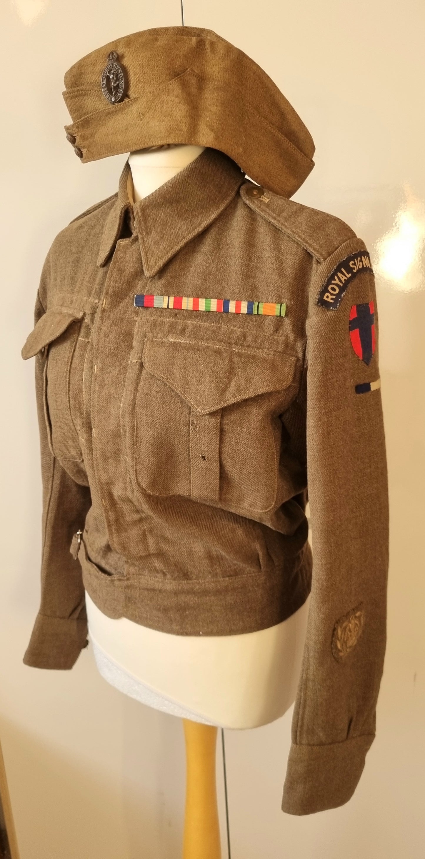 SOLD! WW2 ROYAL SIGNALS CANADIAN MADE BATTLEDRESS + SIDECAP + VE DAY PHOTOS TO THE SAME SOLDIER