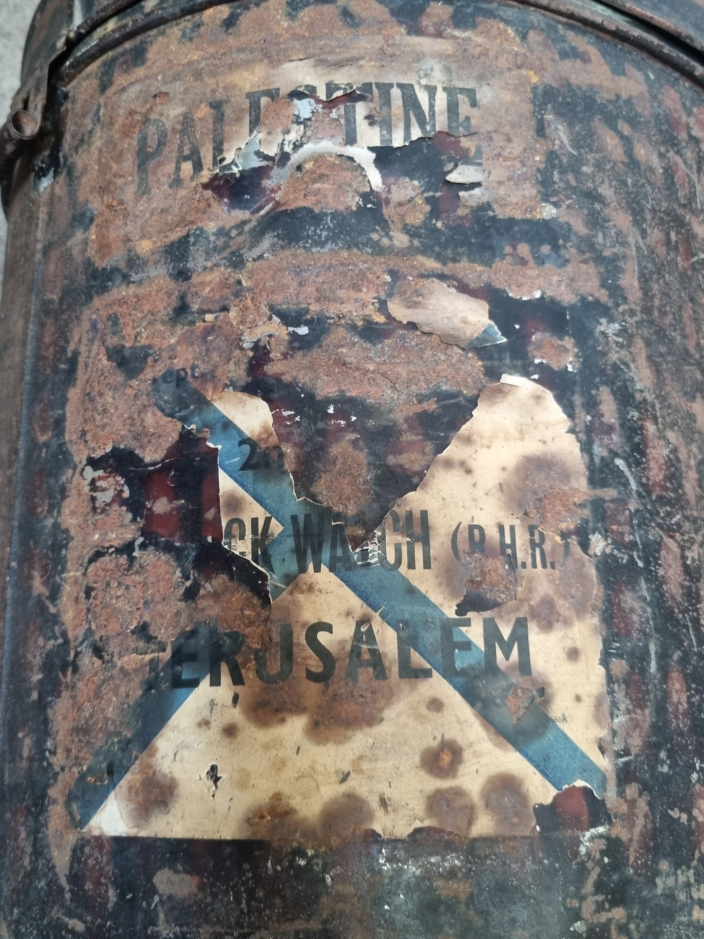 WW2 Black Watch 5 Tail feather bonnet & Tin For Major Malcolm Wolfe-Murray