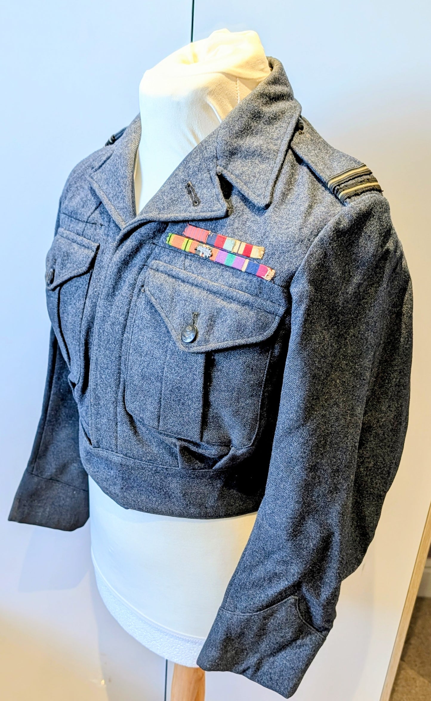 VINTAGE RAF FLIGHT LIEUTENANT BATTLEDRESS - GEORGE MEDAL RECIPIENT 1948