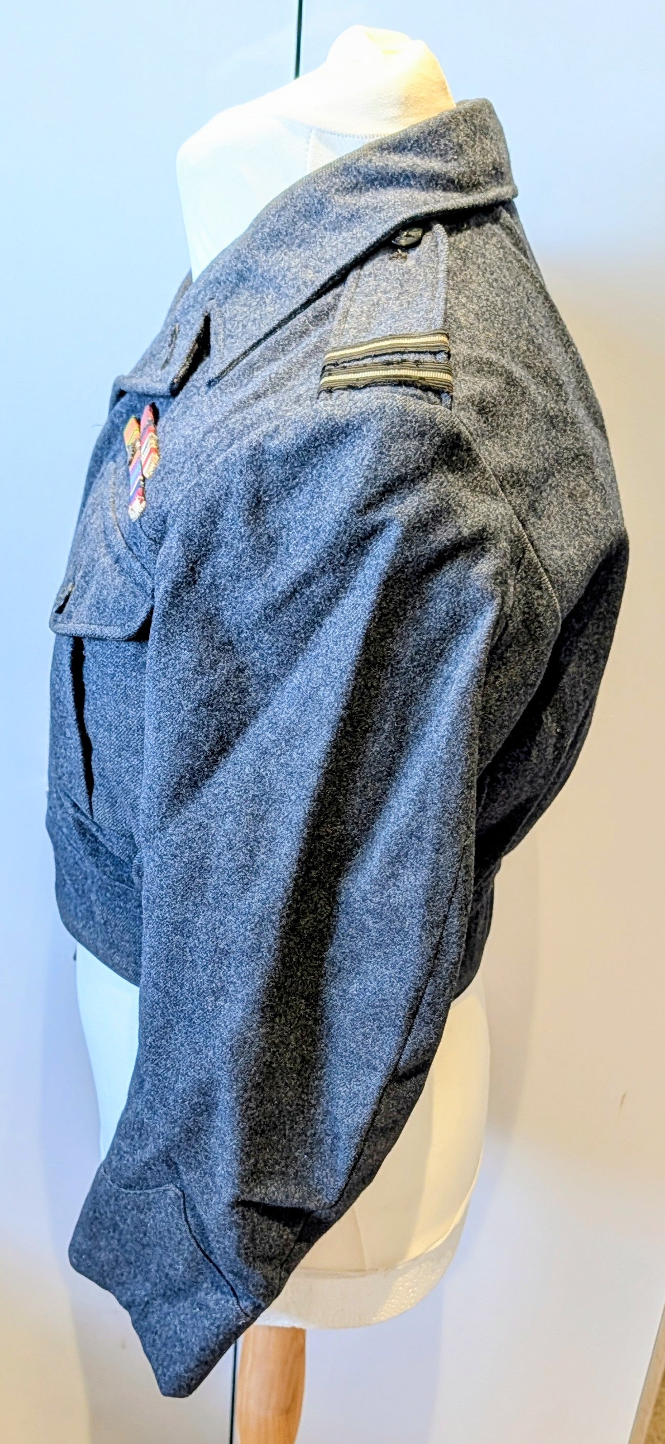 VINTAGE RAF FLIGHT LIEUTENANT BATTLEDRESS - GEORGE MEDAL RECIPIENT 1948