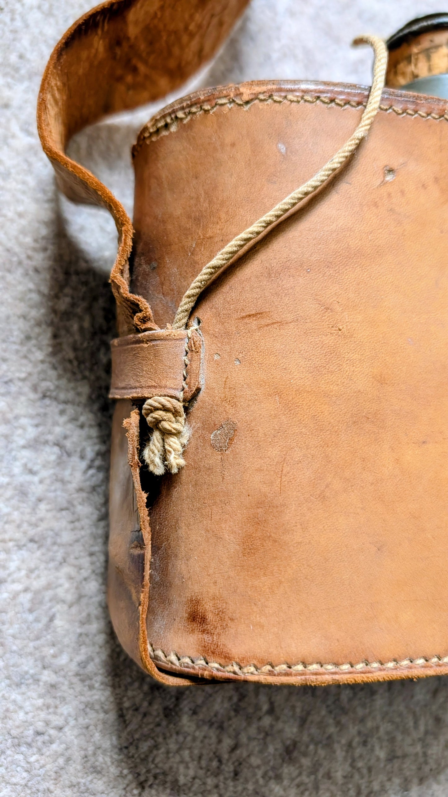 UNUSUAL & RARE WW1 BRITISH ARMY OFFICERS PRIVATE PURCHASE WATER BOTTLE LEATHER COVERED