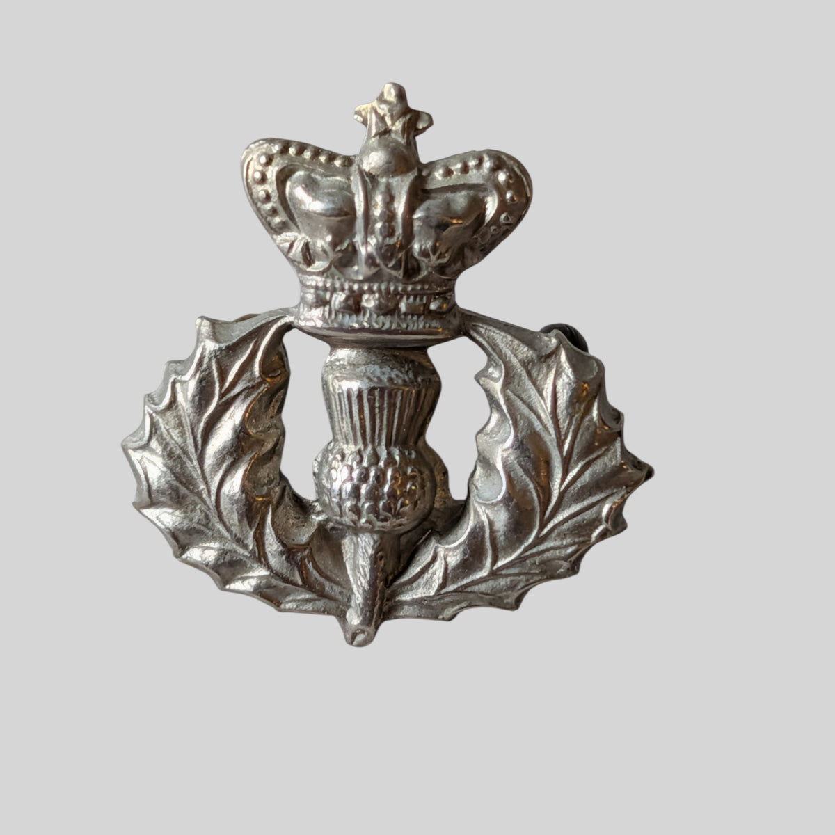 Victorian Queen's Own Cameron Highlanders White Metal Collar Badge